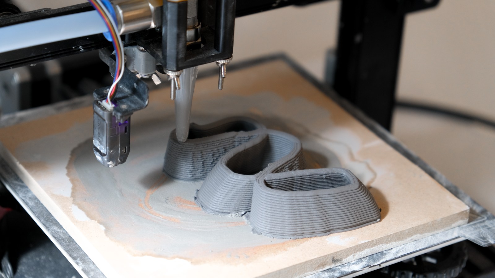 The clay printer laying down a multi-lobed contour